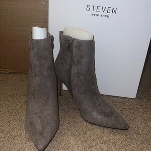 Gray Steven New York
Lizziey Pointed Toe Bootie